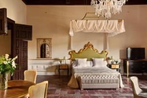 格拉纳达卡萨1800酒店客房内的一张或多张床位