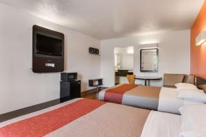 扬斯敦Motel 6-Youngstown, OH的酒店客房设有两张床和一台平面电视。