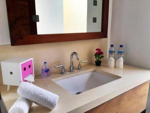 圣吉吉Villa Vanna - Lombok的浴室水槽设有肥皂机和镜子