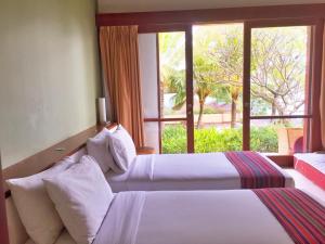 圣吉吉Villa Vanna - Lombok的配有窗户的酒店客房内的两张床