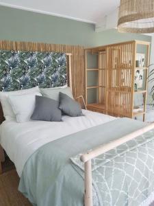 斯霍尔Boutique zomerhuis De groene Parel的卧室配有带蓝色枕头的大型白色床