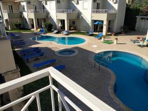 卡拉马孔Kalamaki Court Villas Unit9的享有酒店游泳池的空中景致