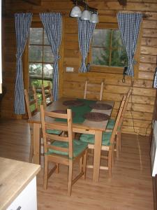 特尔乔夫Drevenica pod smrekom的一间带木桌和椅子的用餐室
