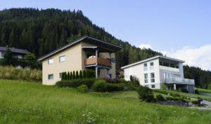 Sankt Blasen格雷贝内克公寓 的山边的房屋