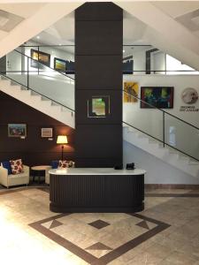 乌兰巴托Edelweiss Art Hotel的大厅,大楼内有一个螺旋楼梯