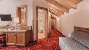 卡普尔奥霍夫卡普尔酒店的一间卧室配有一张床、一张书桌和一台电视