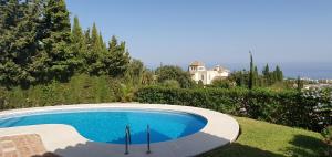 米哈斯Sea view villa with pool, near beach in Calahonda, Marbella area的相册照片