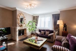 日内瓦白鹤酒店的客厅配有紫色家具和壁炉