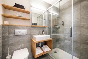 迈林根迈林根酒店 的一间带水槽和淋浴的浴室