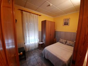 阿尔巴塞特阿尔巴旅馆的一间小卧室,配有床和窗户