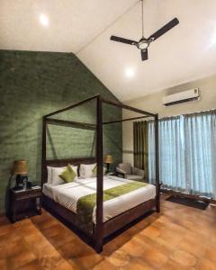 伯杰默里The Summer House, Pachmarhi - AM Hotel Kollection的一间卧室配有一张床和吊扇