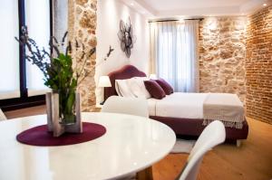 罗维尼Apartments Casa De Amicis的卧室配有一张床和一张桌子及椅子