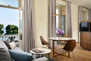 梅纳焦Grand Hotel Victoria concept & spa, by R Collection Hotels的客厅配有沙发和桌子