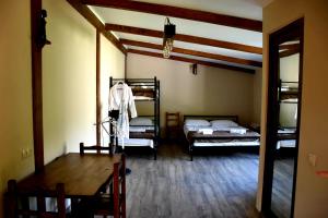 博尔若米Guest House Metreveli的客房设有两张双层床和一张桌子。