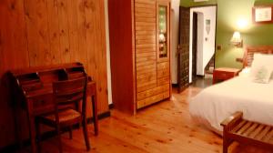 塞尔塞迪利亚纳瓦梅迪奥酒店的卧室配有一张床、一张桌子和椅子