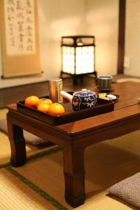 京都Gion House的木桌上放着一盘橙子