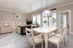 科拉雷侯Villa 44的用餐室以及带白色桌椅的起居室。