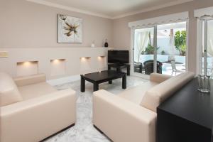 科拉雷侯Villa 44的客厅配有白色的沙发和桌子