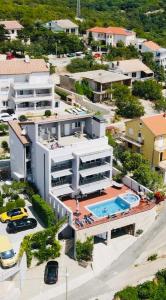 诺维·维诺多尔斯基Apartments Villa Manda的享有带游泳池的建筑的空中景致