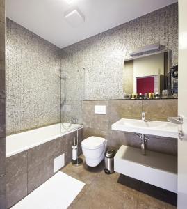 新伊钦阿巴西亚疗养酒店的浴室配有盥洗盆、卫生间和浴缸。