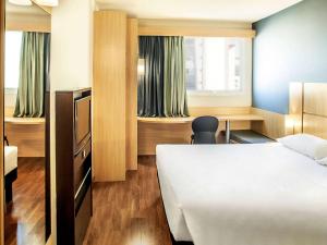 贝洛奥里藏特宜必思BH萨瓦斯酒店的配有一张床和一张书桌的酒店客房