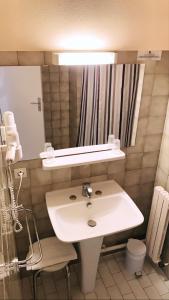 圣雅克·德波尔布吕内酒店的浴室设有白色水槽和镜子