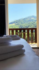 圣雅克·德波尔布吕内酒店的山景白色床