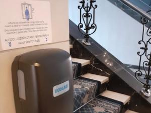 锡比乌大陆酒店的一套楼梯,旁边装有邮箱