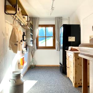 斯拉德明Vom Reiter的厨房配有黑色冰箱和窗户。