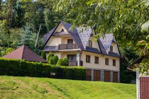 LeśnicaTatrzański 22 - Komfortowy dom w górach的顶部设有太阳能电池板的房子