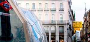 马德里格拉旅馆的窗户上建筑物的反射