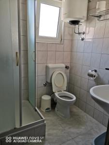 斯顿Apartmani Bezek的一间带卫生间、水槽和窗户的浴室