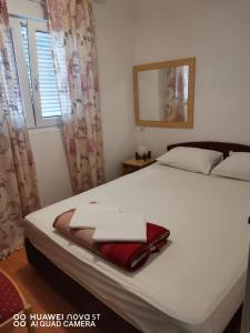 斯顿Apartmani Bezek的一间卧室配有一张带白色床单和镜子的床