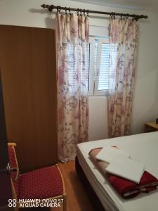 斯顿Apartmani Bezek的一间卧室配有床和带窗帘的窗户