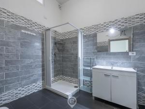 卡利亚里Villanova Rooms的带淋浴和盥洗盆的浴室
