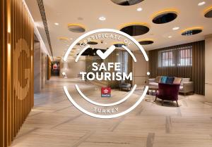 伊斯坦布尔费尔酒店的大堂墙上挂有安全旅游标志