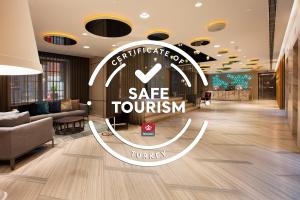 伊斯坦布尔费尔酒店的带有安全旅游标志的商店