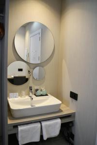 塞维利亚塞维利亚圣约斯塔旅舍 - 仅限成人入住 的一间带水槽和镜子的浴室