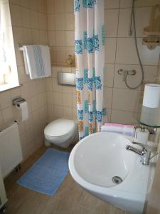 梅森Pension Am Weinberg的浴室配有白色水槽和卫生间。