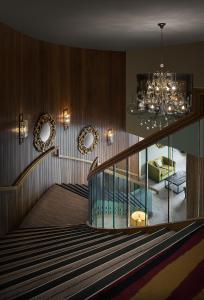 恩尼斯基林韦斯特维尔酒店的吊灯楼梯和客厅
