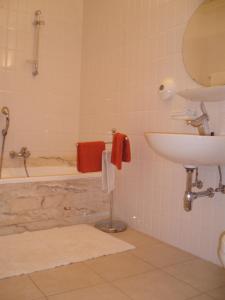 瓦勒海姆大使馆酒店的带浴缸、盥洗盆和卫生间的浴室