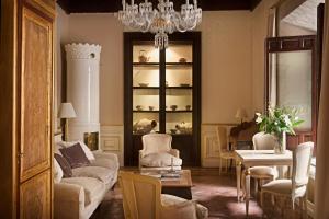 格拉纳达格拉纳达卡萨1800酒店的客厅配有沙发和桌子