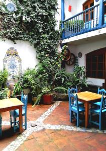 奥塔瓦洛奥塔瓦洛多纳伊斯特酒店的一个带桌椅的庭院和一个阳台