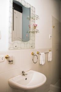 马尔多纳多港Hotel Boulevard的白色的浴室设有水槽和镜子