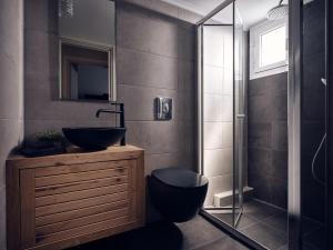 扎金索斯镇Pothos Suites的一间带水槽、卫生间和淋浴的浴室