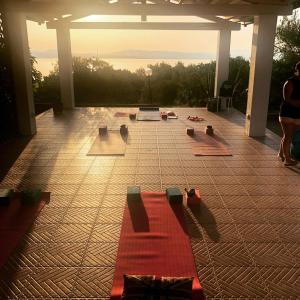 卡洛福泰帕乌拉酒店的庭院里的一组瑜伽垫