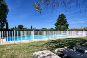 圣雷米普罗旺斯莱斯德梅提费特住宿酒店的游泳池周围的白色围栏