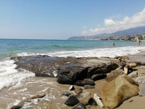 圣雷莫Villaggio Turistico LA VESCA的一片拥有岩石和水中人气的海滩