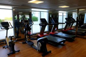 Melsky Apartment Dubai的健身中心和/或健身设施