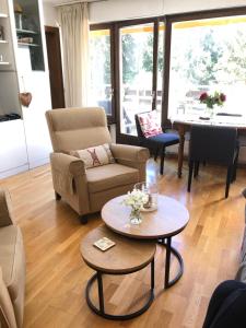 克莱恩 蒙塔纳Apartment Humagne - Crans-Montana Center的客厅配有沙发和桌子